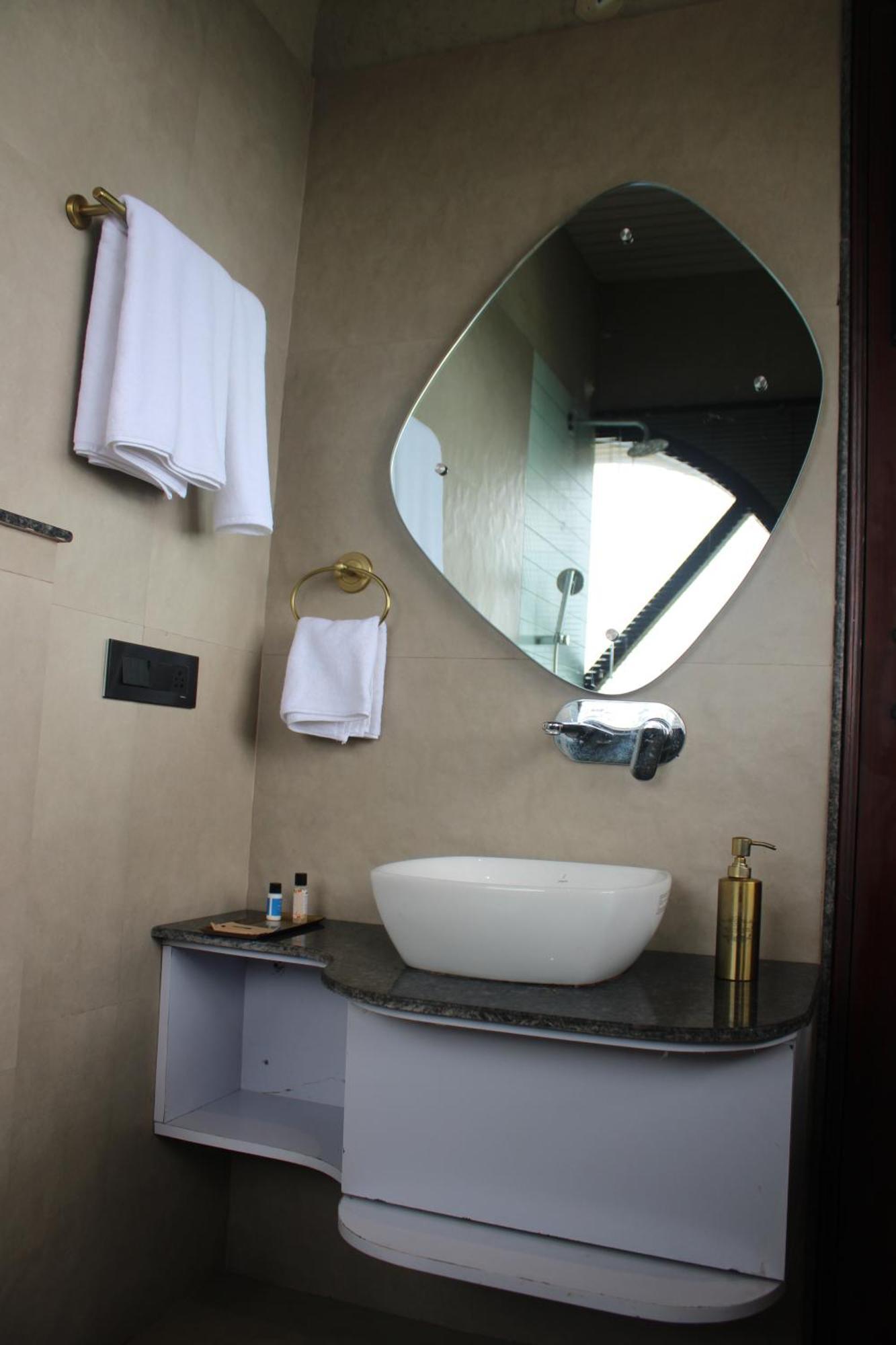 Himalayan Hobbit House Hotel Almora Exterior photo